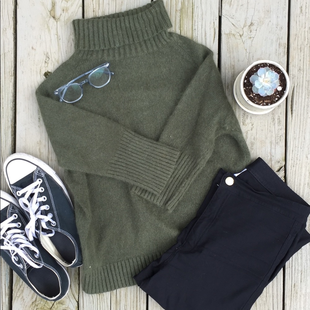 Green Quarter-Sleeve Turtleneck